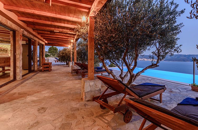 Vakantiehuis Villa mit vier Schlafzimmern und beheiztem Pool