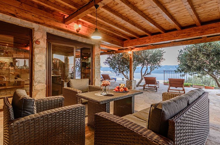 Vakantiehuis Villa mit vier Schlafzimmern und beheiztem Pool