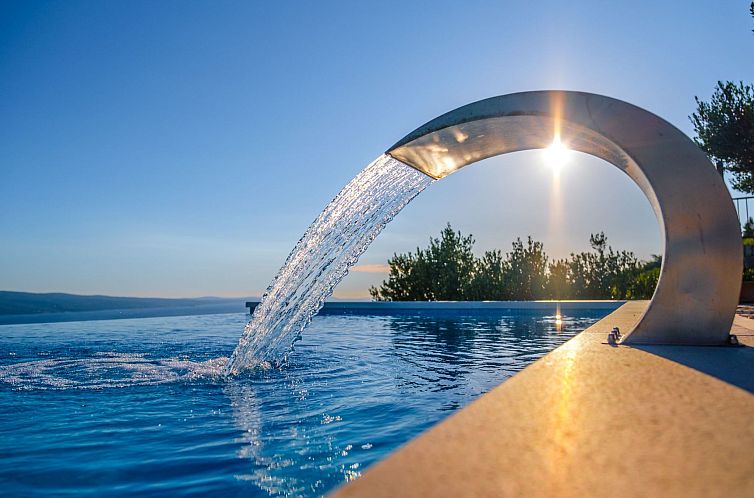 Vakantiehuis Villa mit vier Schlafzimmern und beheiztem Pool