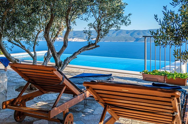 Vakantiehuis Villa mit vier Schlafzimmern und beheiztem Pool