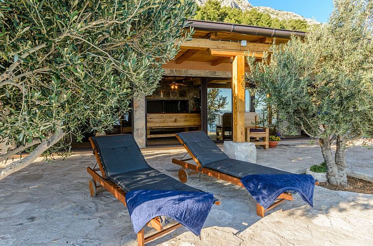 Vakantiehuis Villa mit vier Schlafzimmern und beheiztem Pool