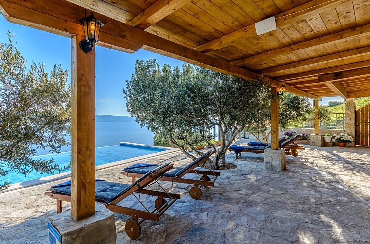 Vakantiehuis Villa mit vier Schlafzimmern und beheiztem Pool