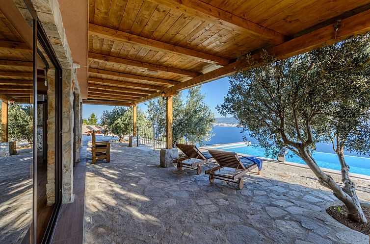 Vakantiehuis Villa mit vier Schlafzimmern und beheiztem Pool