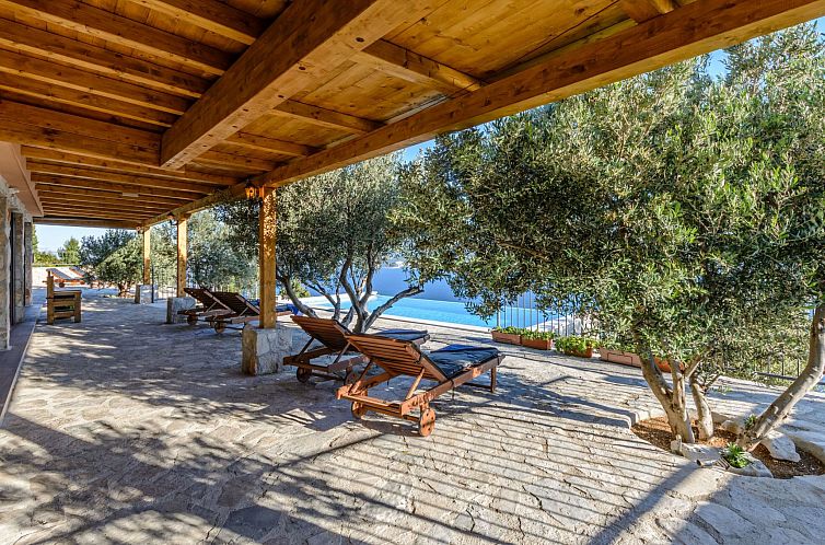 Vakantiehuis Villa mit vier Schlafzimmern und beheiztem Pool