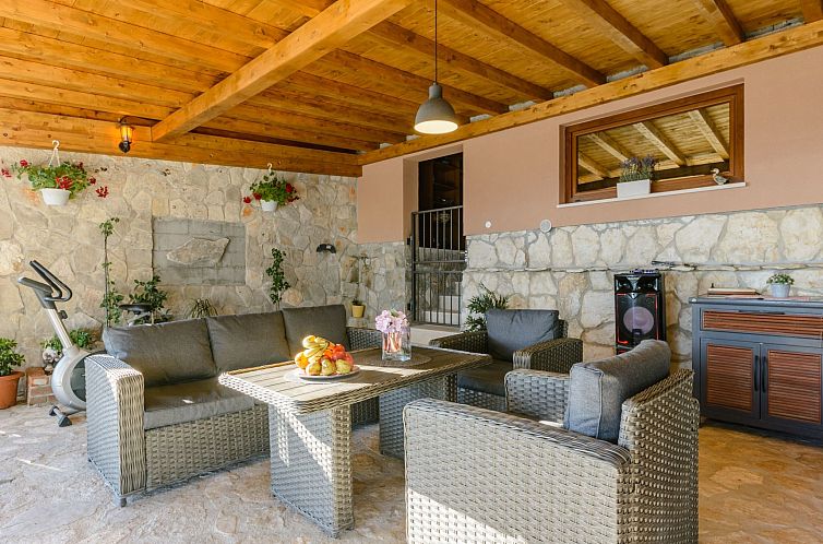 Vakantiehuis Villa mit vier Schlafzimmern und beheiztem Pool