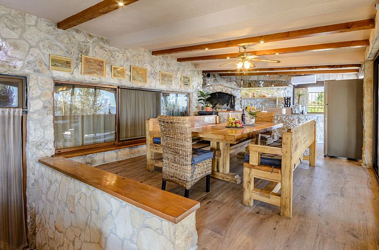 Vakantiehuis Villa mit vier Schlafzimmern und beheiztem Pool