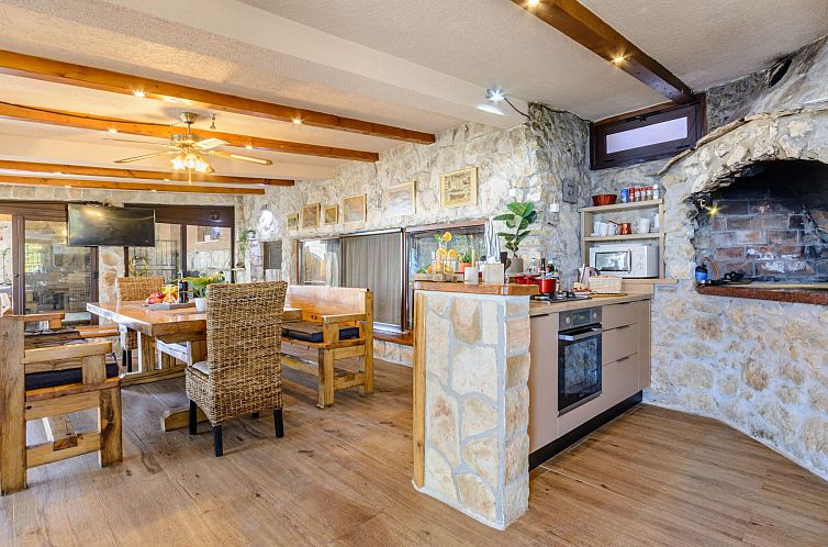 Vakantiehuis Villa mit vier Schlafzimmern und beheiztem Pool