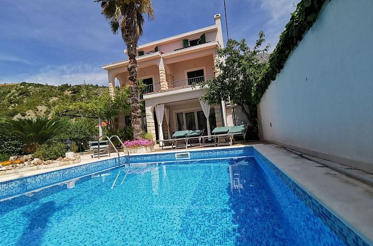 Vakantiehuis mit Privatpool neben dem Strand