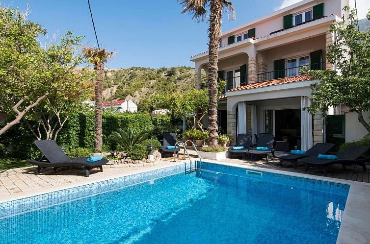 Vakantiehuis mit Privatpool neben dem Strand