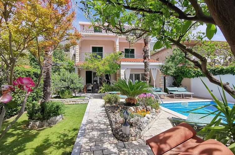 Vakantiehuis mit Privatpool neben dem Strand