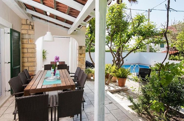 Vakantiehuis mit Privatpool neben dem Strand