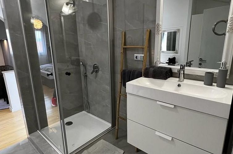 Vakantiehuis mit Privatpool neben dem Strand