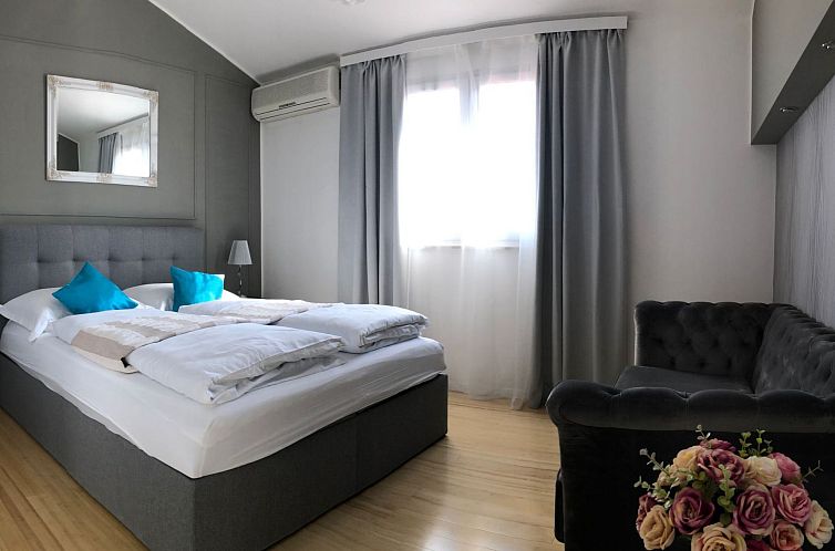 Vakantiehuis mit Privatpool neben dem Strand