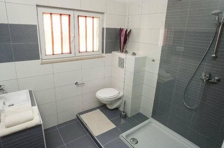 Vakantiehuis mit Privatpool neben dem Strand