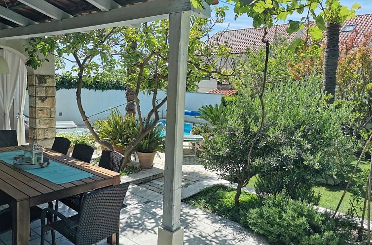 Vakantiehuis mit Privatpool neben dem Strand