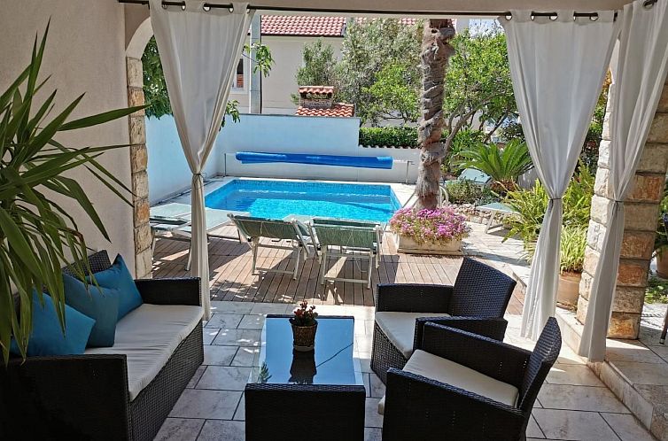 Vakantiehuis mit Privatpool neben dem Strand