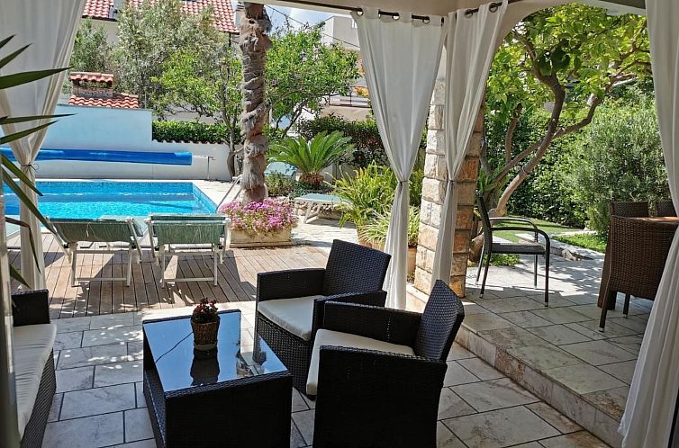 Vakantiehuis mit Privatpool neben dem Strand