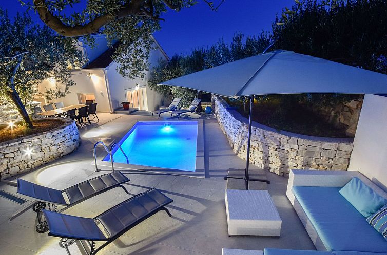 Vakantiehuis 3 Schlafzimmer Villa mit beheiztem Pool und Mee