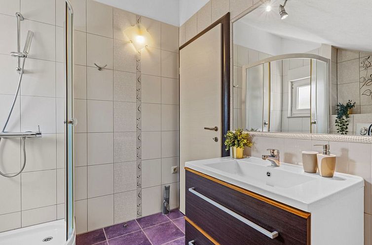 Appartement Schöne Wohnung in Duće mit Großem Balkon