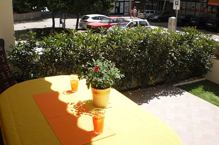 Appartement Moderne Ferienwohnung in Omiš mit Terrasse und 