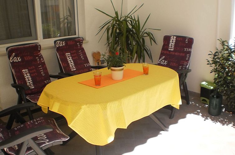 Appartement Moderne Ferienwohnung in Omiš mit Terrasse und 