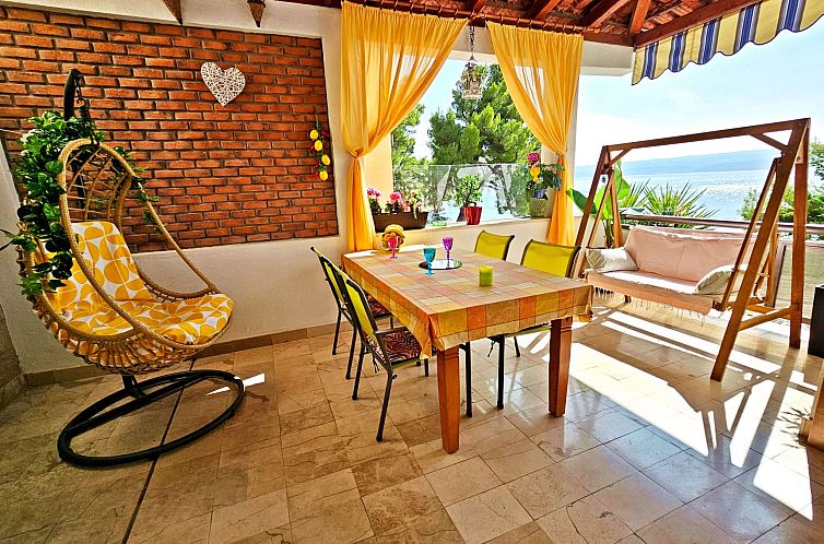 Appartement mit überdachter Terrasse und Balkon am Strand m