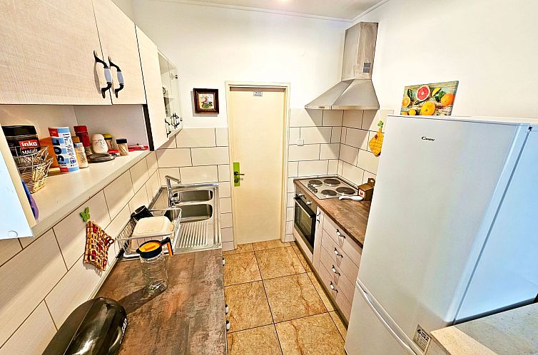 Appartement mit überdachter Terrasse und Balkon am Strand m