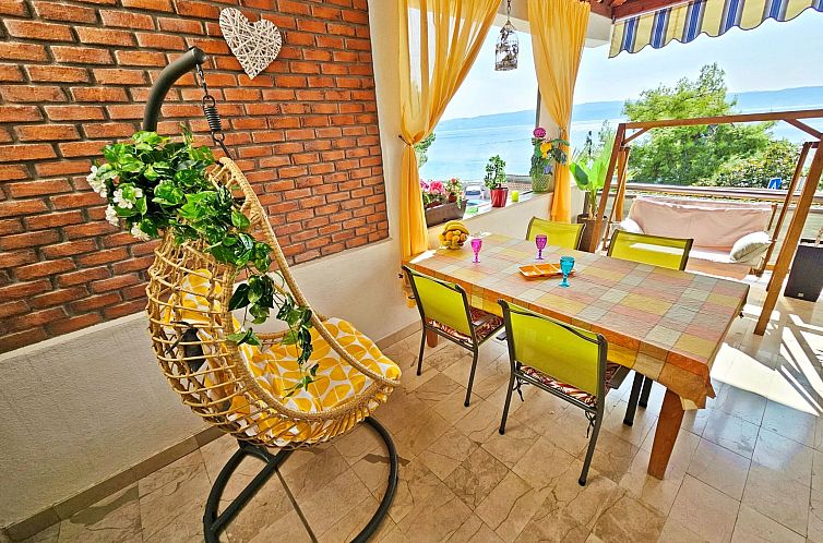 Appartement mit überdachter Terrasse und Balkon am Strand m