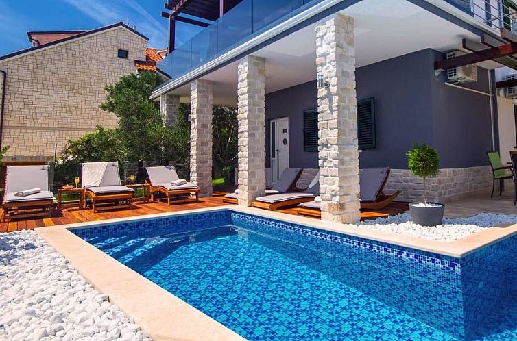 Vakantiehuis Haus in Stanići mit grünem Garten