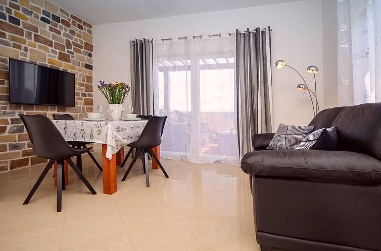 Vakantiehuis Haus in Stanići mit grünem Garten