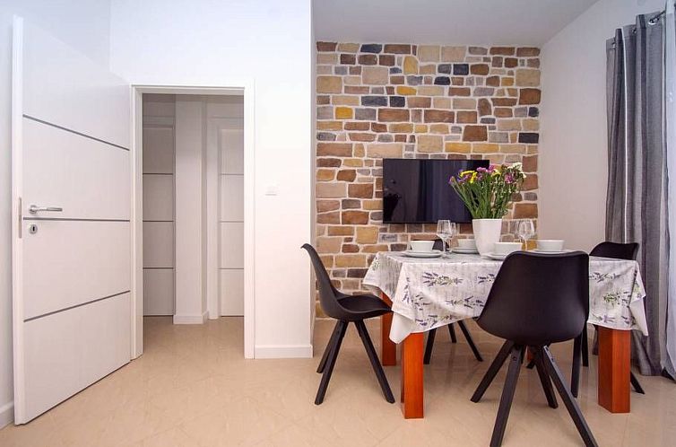 Vakantiehuis Haus in Stanići mit grünem Garten