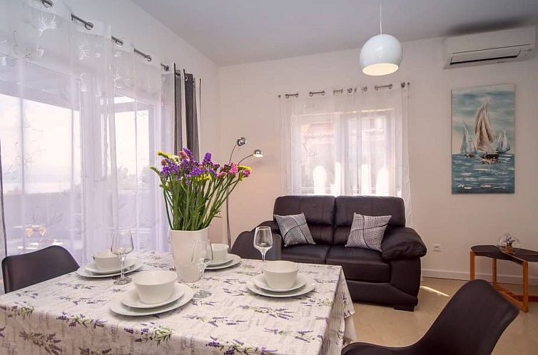 Vakantiehuis Haus in Stanići mit grünem Garten