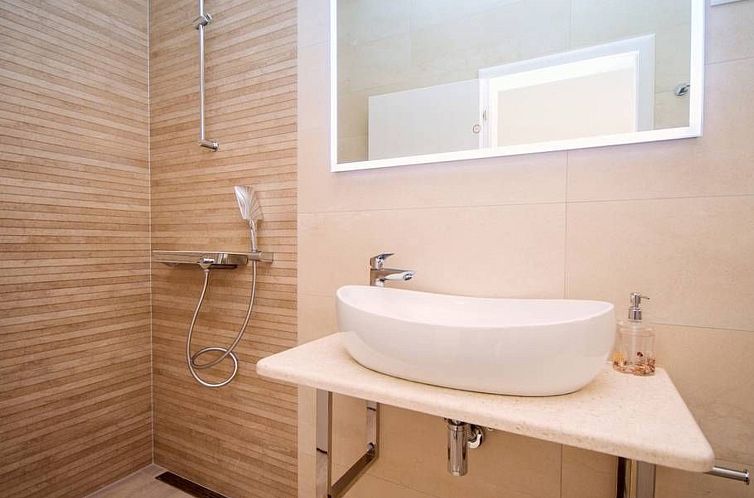 Vakantiehuis Haus in Stanići mit grünem Garten