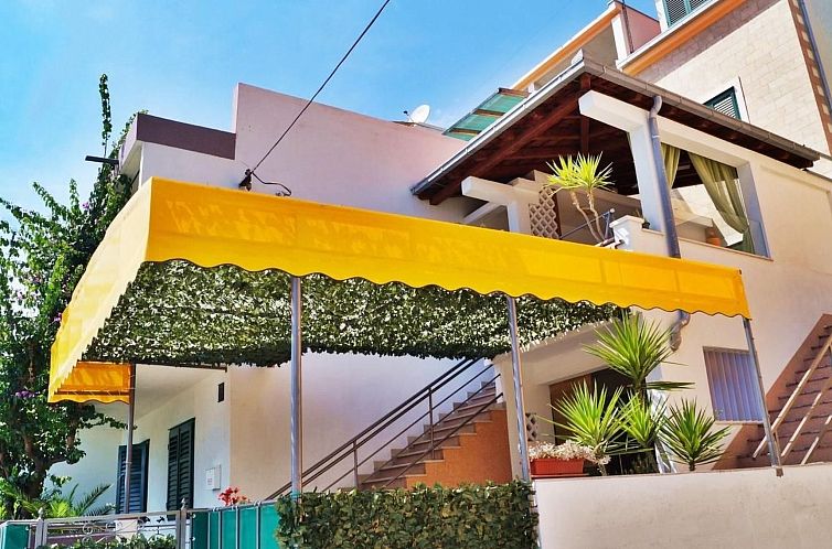 Appartement mit überdachter Terrasse am Strand mit Meerblic