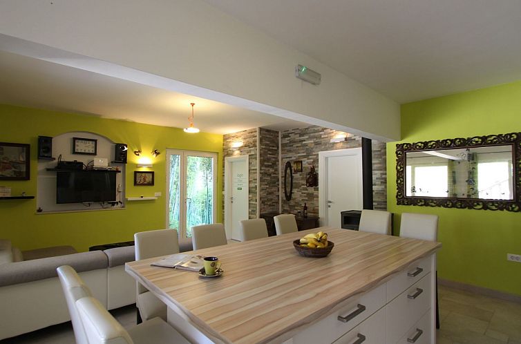 Vakantiehuis Komfortables Haus in Selca mit privatem Parkpla