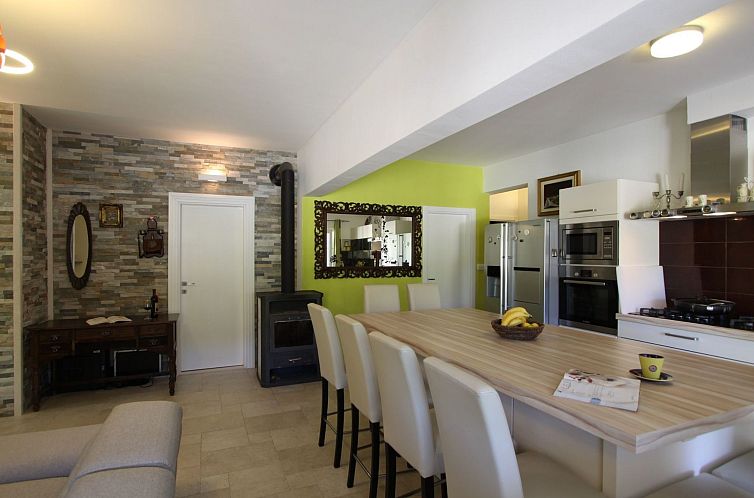 Vakantiehuis Komfortables Haus in Selca mit privatem Parkpla