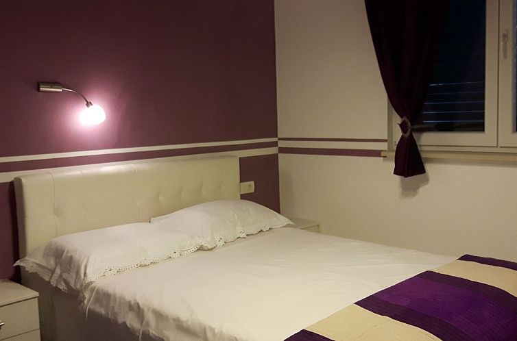 Vakantiehuis Komfortables Haus in Selca mit privatem Parkpla