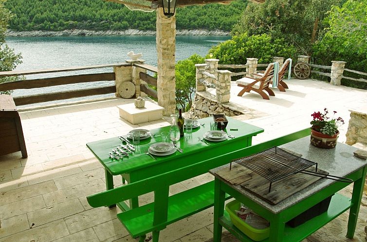 Vakantiehuis in Selca mit Garten, Terrasse und Grill