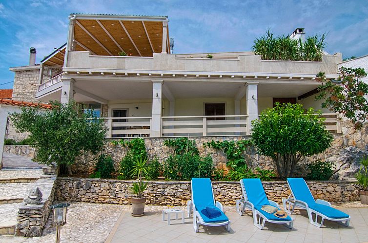 Vakantiehuis Ferienvilla "Lucian" mit Blick auf das Wasser