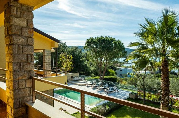 Vakantiehuis Villa Barotul with pool