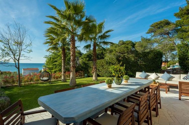 Vakantiehuis Villa Barotul with pool