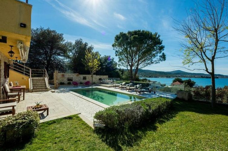Vakantiehuis Villa Barotul with pool