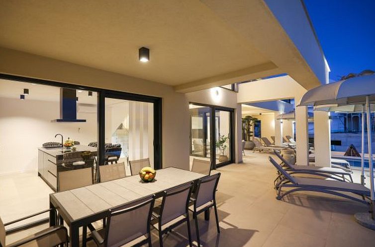 Vakantiehuis Villa Novue with pool