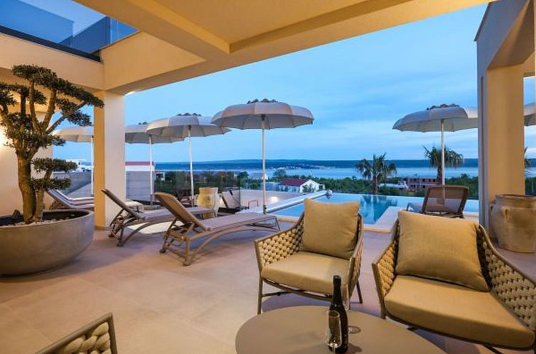 Vakantiehuis Villa Novue with pool