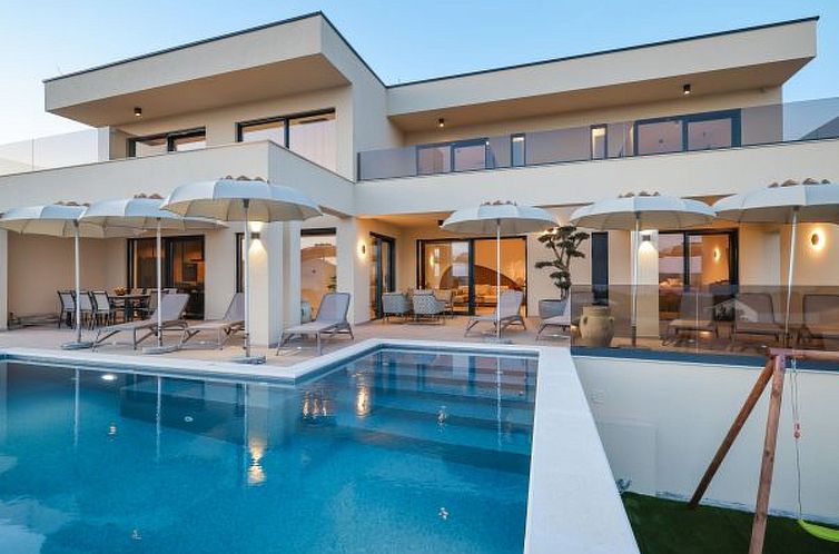 Vakantiehuis Villa Novue with pool