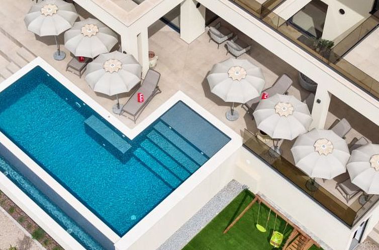 Vakantiehuis Villa Novue with pool