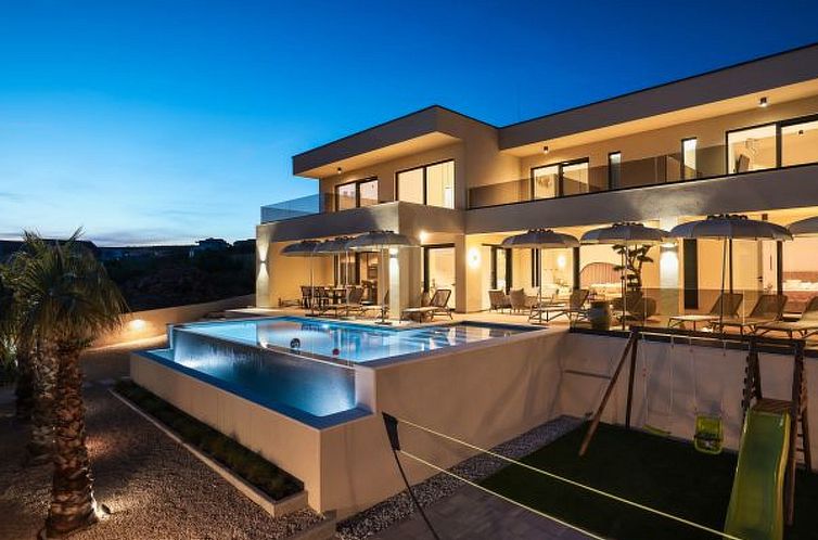 Vakantiehuis Villa Novue with pool