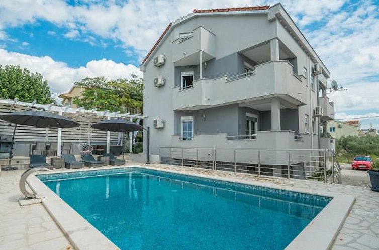 Vakantiehuis Holiday home Viktoria with pool