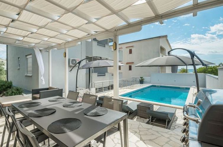 Vakantiehuis Holiday home Viktoria with pool