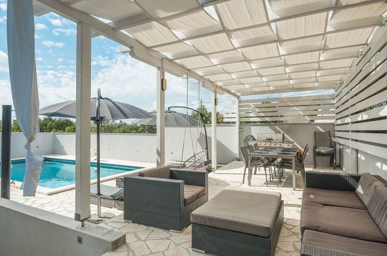 Vakantiehuis Holiday home Viktoria with pool